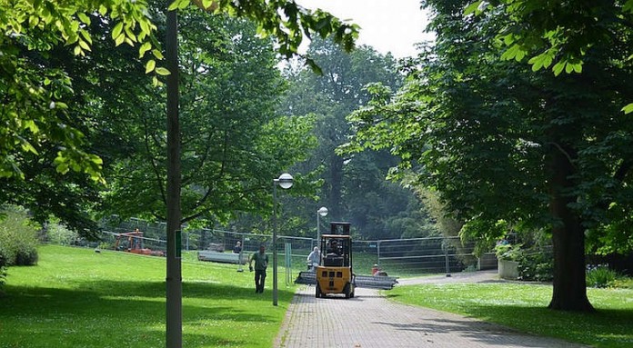 Parkmitarbeiter sperren Gefahrzonen.